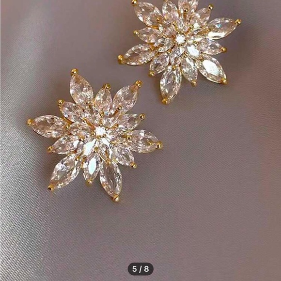 Elegant Gold and Crystal Flower Earrings nwt - Picture 5 of 6